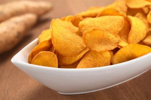 <p><strong>Patates cipsi:</strong> Yüksek oranda tuz ve yağ içerdiği için sağlığa çok zararlı olan cips, ‘zevk merkezi’ hipotalamusu uyararak kişide gitgide daha fazla yeme isteği uyandırır.</p>

<p>İlla cips yemek istiyorsanız, aşırı yağlı patates cipsi yerine az tuzlu sebze ya da meyve cipslerini deneyin.</p>
