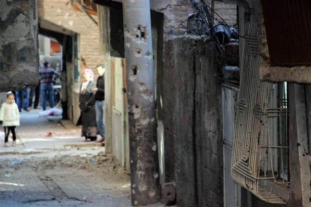 <p>Yasağın ilan edildiği Kaynartepe Mahallesi’ndeki evlerine giden vatandaşlar, gördükleri manzara karşısında şaşkınlıklarını gizleyemedi. Yasağın kalkmasıyla birlikte evlerine gitmek isteyen vatandaşlar, evlerinin kapılarının kırıldığını gördü.</p>