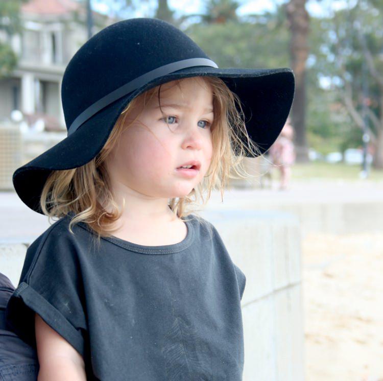 <p>Uzmanlar, çocukları güneşin zararlı etkilerinden korumak için şapka, gözlük ya da koruyucu kremleri öneriyor.</p>
