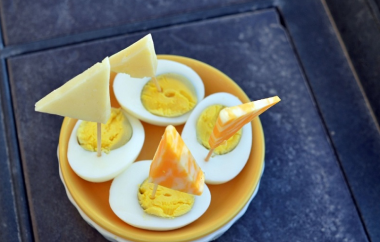 <p>1- Kahvaltılarınızda<strong> peynir ve yumurta</strong> tüketerek<strong> protein </strong>alımınızı artırın. </p>
