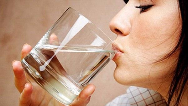 <p>6- Gün içerisinde<strong> 2-2,5 litre su </strong>içmeyi unutmayın. Vücudun susuz kalması<strong> bitkinlik ve halsizlik</strong> hatta <strong>açlık hissedilmesine</strong> neden olur. </p>