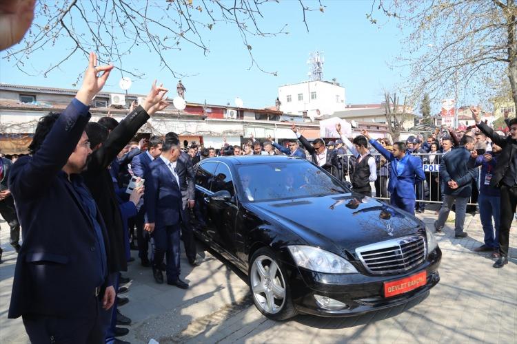 <p>MHP lideri Devlet Bahçeli anayasa referandumu kapsamında gittiği Ordu'da halka hitap etti. MHP lideri Devlet Bahçeli Ordulularla buluşmasında Kılıçdaroğlu'nu yerden yere vurdu.</p>

<p> </p>

