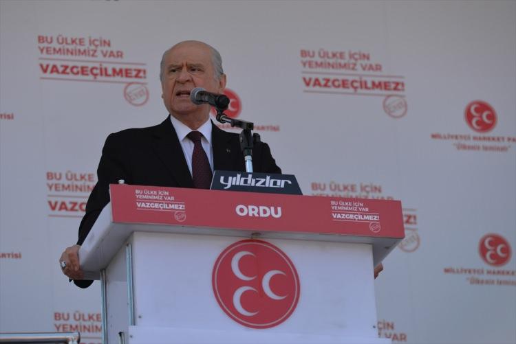 <p>"15 Temmuz’da devletimizi kaybedebilirdik. Milletimizin bin yıllık beraberliği sona erebilirdi. Almanya, FETÖ’cülere yönelik delillerin yetersiz olduğunu yüzsüzce iddia etmektedir. Delil şehitlerimizdir, belge tüm Türkiye'dir.</p>
<p> </p>