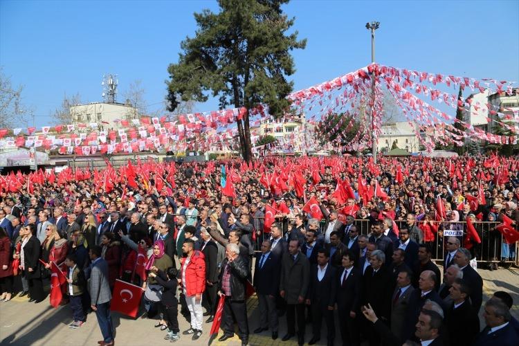 <p><strong>FETÖ'DEN ŞİKAYETÇİ DEĞİL</strong></p>
<p>CHP, HDP, PKK, FETÖ itirazlarını yükseltti. Kılıçdaroğlu FETÖ’den şikayetçi değil. 15 Temmuz’dan hiç bahsetmiyor. Kılıçdaroğlu OHAL ilanlarını darbe görüyor.</p>