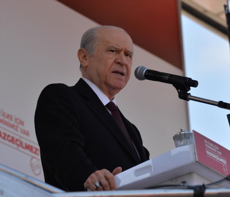 <p><strong>ATA ET, İTE OT VERMEKLE VAKİT GEÇİRMEKTE</strong></p>
<p>Kılıçdaroğlu, Türkiye muhalifleriyle al gülüm ver gülüm içinde. Kılıçdaroğlu, Ata et, ite ot vermekle vakit geçirmekte. Yalanlarla oyalanıyor, Türkiye düşmanlarının eline su dökmekle avunuyor. Anlattığını bilmiyor, bildiğini anlatamıyor. MHP’den kopan giden siyasi düşkünlerden medet umuyor, onları kukla gibi oynatıyor.</p>
