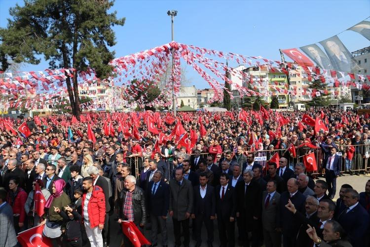 <p><strong>KILIÇDAROĞLU ADAMLIK NEDİR BİLMEDİĞİ İÇİN..</strong></p>
<p>Kılıçdaroğlu adamlık nedir bilmediği için HDP ve sözde milliyetçilerle çamura saplanıp patinaja başlıyor.CHP’nin yeni yancısı, 15 Temmuz’da Başbakan olacağım diye bağıran kaçak ve korkaklar, fitnelerin altında kalacaklardır."</p>
