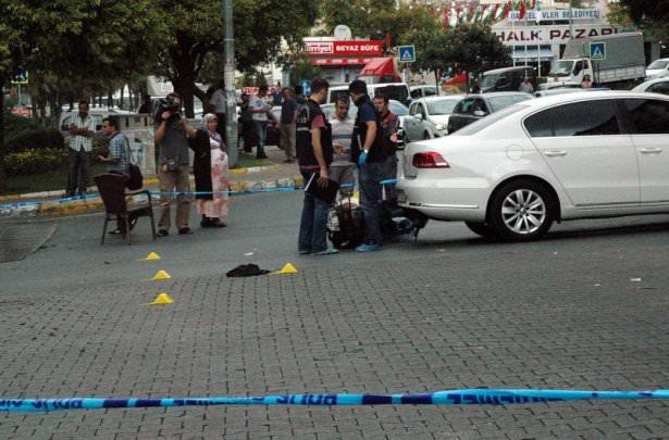 <p>Bahçelievler’de kardeşi ile birlikte otomobilde seyahat eden sivil polis memuru, iddiaya göre trafikte yaşanan tartışma nedeniyle silahlı saldırıya uğradı. Olayda polis memuru ve kardeşi yaralanarak hastaneye kaldırıldı.</p>
