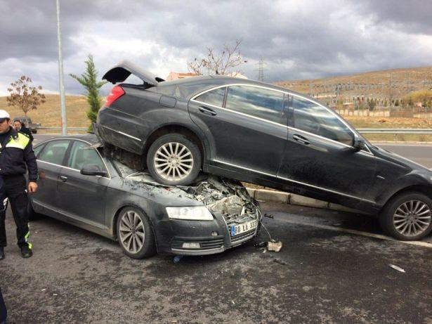 <p>MHP Genel Başkanı Bahçeli'nin konvoyunda 5 araç çarpıştı.</p>

<p> </p>
