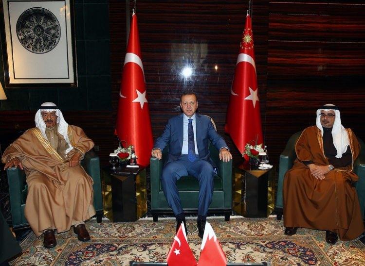 <p>Cumhurbaşkanı Recep Tayyip Erdoğan'ın Bahreyn'e gerçekleştirdiği ziyaret, ülkede yayımlanan birçok gazetenin manşetleri ile köşe yazılarında geniş yer buldu.</p>

<p> </p>
