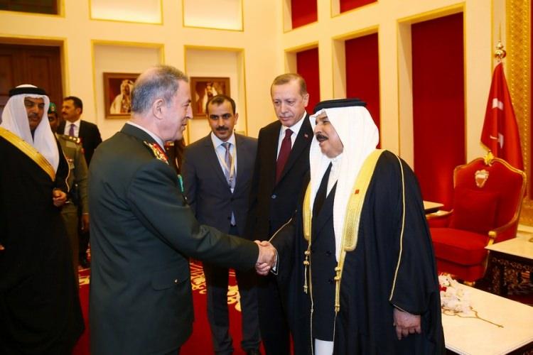 <p>Ahbar El Halic gazetesi köşe yazarı İbrahim eş-Şeyh de "Türkiye cumhurbaşkanı Körfez'de" başlığıyla yayımlanan yazısında Erdoğan ziyaretinin çok yönlü olduğuna işaret ederek, bunun geçici olmadığını, Bahreyn Kralı Al Halife'nin de açıkladığı gibi tarihi ilişkiler çerçevesinde iki ülke arasında stratejik ortaklık kurulmasının hedeflendiğini belirtti.</p>
<p> </p>