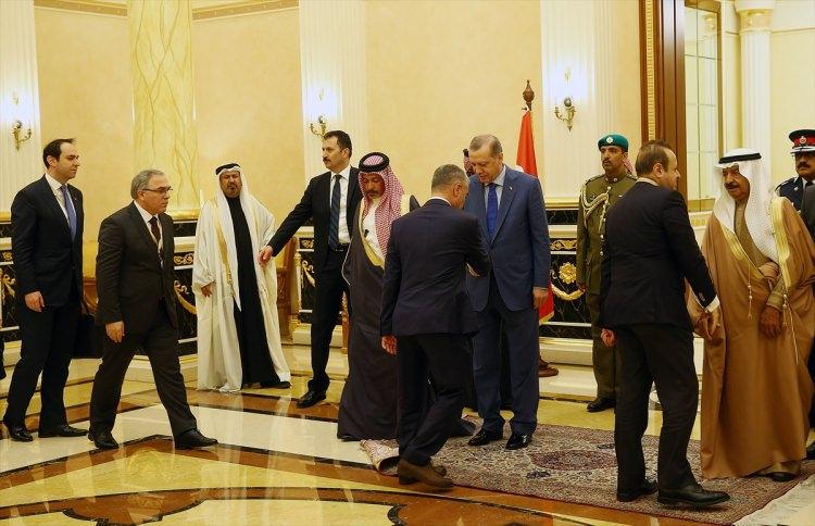 <p>Şeyh, iki ülke arasında "Umuma Mahsus Pasaport Hamilleri İçin Vize Harçlarının Karşılıklı Olarak Kaldırılmasına İlişkin Mutabakat Muhtırası", "Türkiye Cumhuriyeti Yüksek Öğretim Kurulu ile Bahreyn Krallığı Eğitim Bakanlığı Arasında Yüksek Öğretim Alanında İşbirliğine Yönelik Mutabakat Zaptı" ve "Savunma Sanayi İşbirliği Mutabakat Muhtırası" ve benzer anlaşmaların imzalanması da Bahreyn-Türkiye ilişkilerinin ne kadar stratejik olduğunun göstergesidir." değerlendirmesini yaptı.</p>
<p> </p>