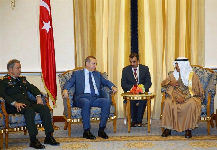 <p><strong>"TÜRKİYE ÖNEMLİ ROL OYNUYOR"</strong></p>

<p>Aynı gazetede "Türkiye cumhurbaşkanının ziyareti" başlıklı makaleyi kaleme alan yazar Hişam Abdulvehhab ez-Zeyyani ise ziyaretin zamanlamasına atıfta bulunarak, "Bu ziyaret, bölgesel ve uluslararası gelişmelerin olduğu bir dönemde gerçekleştirildi. Türkiye, güçlü itibarı ve Avrupa ile İslam ülkeleri arasında temsil ettiği yeri hasebiyle uluslararası sahnede büyük ve önemli bir rol oynuyor." ifadesini kullandı.</p>
