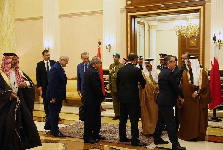 <p>Zeyyani, özellikle Cumhurbaşkanı Recep Tayyip Erdoğan'ın döneminde Türkiye'nin güçlü, mamur ve yükselen ekonomisinin yanı sıra doğu ile batıyı, kuzey ile güneyi birbirine bağlayan stratejik konumunun ülkeyi önemli bir noktaya taşıdığını ve uluslararası arenada güçlü ve büyük bir oyuncu haline getirdiğini aktardı.</p>
<p> </p>