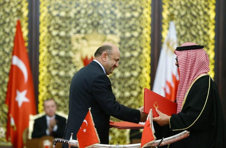 <p><strong>STRATEJİK ORTAKLIK!</strong></p>

<p>Haberlerde Al Halife'nin Erdoğan ile gerçekleştirdiği görüşmede, "Türkiye'nin güvenlik ve istikrarını güçlendirme ile bütün kalkınma, gelişme konularında attığınız adımlarda size ve hükümetinize olan tam desteğimizi yineliyoruz." şeklindeki açıklamaları öne çıkarıldı. Ayrıca Kralın, "bu ziyaretin örnek bir stratejik ortaklık kuracağı" yönündeki ifadeleri de aktarıldı.</p>
