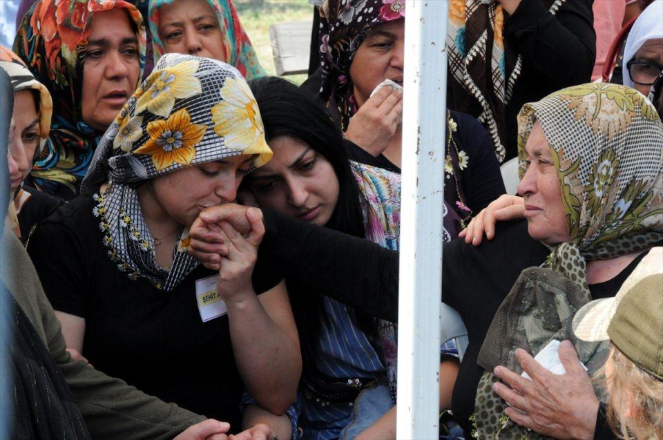 <p>Van'ın Çaldıran ilçesinin Tendürek Dağı bölgesinde güvenlik güçlerince yürütülen operasyonlarda, terör örgütü PKK militanları ile çıkan çatışmada şehit düşen Astsubay Üstçavuş Suat Petek'in (36) cenazesi, memleketi Osmaniye'nin Kadirli ilçesinde toprağa verildi. Törende, şehidin annesi Elif (sol 2) ve kardeşi Oğuzhan (sağ 2) Helvacı'yı yakınları teskin etmeye çalıştı.</p>