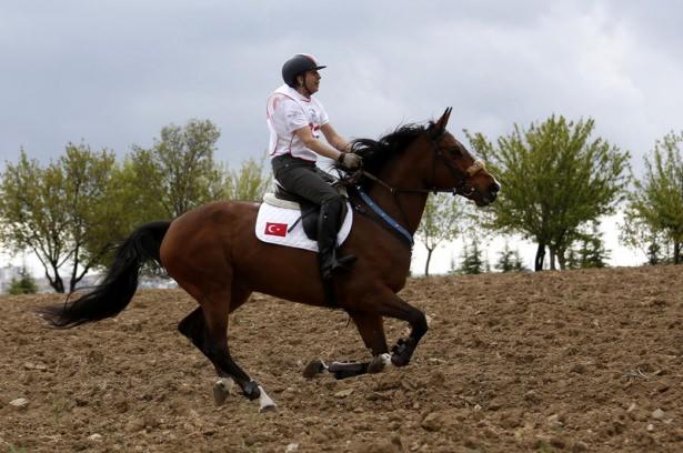 Bakan Eker, Bayrak Yarışması'nda at koşturdu