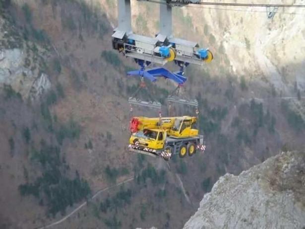 <p>Türkiye'nin en büyük, dünyanın da üçüncü büyük barajı Artvin Yusufeli Barajı inşaatından ilginç kareler... </p>

<p> </p>
