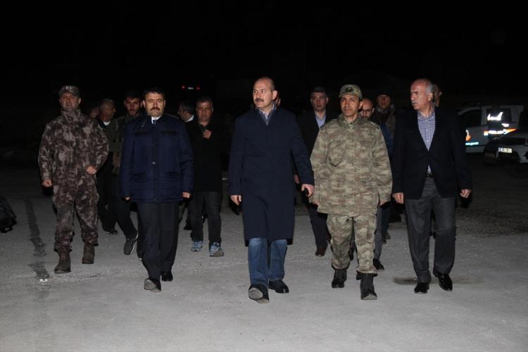 <p>İçişleri Bakanı Süleyman Soylu, Tendürek Dağı'ndaki Çetenli Jandarma Karakolunda asker ve güvenlik korucuları ile sahur yaptı.</p>
<p> </p>