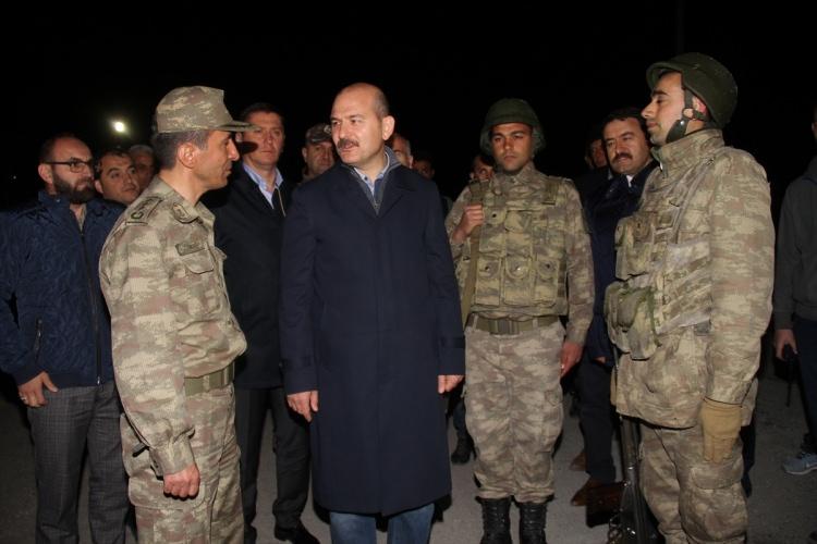 <p>Buradan helikopterle Tendürek Dağı'ndaki Çetenli Karakolu'na geçen Soylu, kendisini karşılayan askerlerle teker teker tokalaştı.</p>
<p> </p>