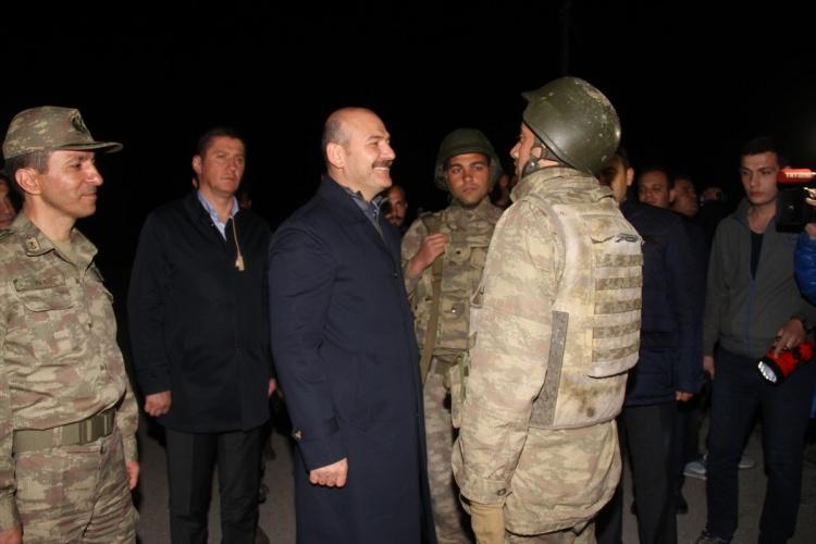 <p><strong>ŞEHİT KORUCUNUN AİLESİNE TAZİYE</strong></p>
<p>Bakan Soylu, Tendürek Dağı bölgesinde, terör örgütü PKK'ya yönelik operasyonda şehit düşen güvenlik korucusu Fetullah Aladağ'ın babası Mehmet Aladağ ve kardeşi Adem Aladağ'a başsağlığı dileyerek, "başımız sağ olsun, Allah cennete kavuştursun." dedi.</p>