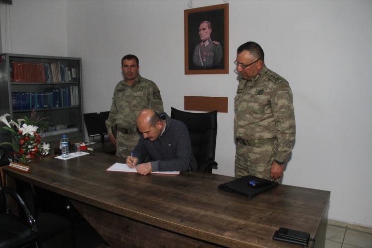 <p>Daha sonra asker ve güvenlik korucuları ile sahurda bir araya gelen Soylu, birlikte karavana yedi.</p>
<p> </p>