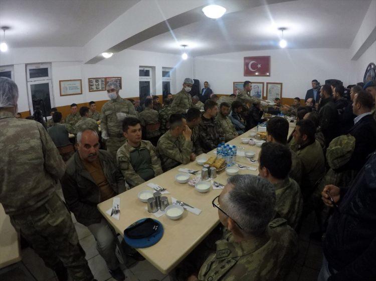 <p>Asker ve güvenlik korucuları ile sohbet eden Soylu, askeri yetkililerden Tendürek Dağı'ndaki terör örgütü PKK'ya yönelik yürütülen operasyonla ilgili bilgi aldı.</p>
<p> </p>