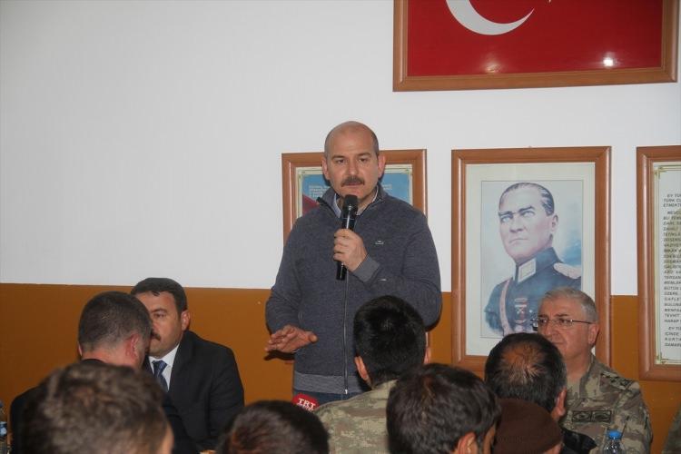 <p>Sahura, Jandarma Genel Komutanı Orgeneral Yaşar Güler, Jandarma Bölge Komutanı Tümgeneral Güray Alpar, Ağrı Valisi Musa Işın, AK Parti Ağrı Milletvekili Cesim Gökçe, 1. Mekanize Tugay Komutanı Tuğgeneral Ercan İlhan, İl Jandarma Komutanı Coşkun Sel, İl Emniyet Müdürü Kenan Yıldız, Doğubayazıt Kaymakamı Ulaş Akhan ve AK Parti İl Başkanı Kemal Atmaca katıldı.</p>
<p> </p>