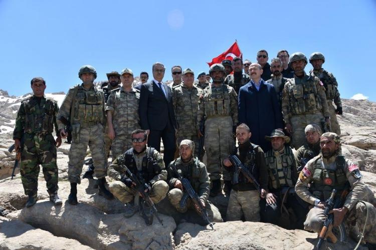 <p>İçişleri Bakanı Süleyman Soylu, Türkiye- Irak sınır hattında bulunan, yaklaşık 2 aydır operasyonların sürdüğü Şırnak'ın Beytüşşebap İlçesi'nde bulunan Kato Dağı zervisine çıkarak, operasyonu yürüten güvenlik güçleri ile bir araya geldi. </p>
<p> </p>