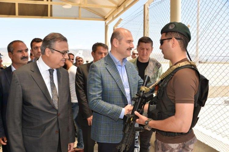 <p>Operasyonu yürüten güvenlik güçleri ile bir araya elen Bakan Süleyman Soylu, komutanlardan operasyon hakkında bilgi aldı.</p>
<p> </p>
<p> </p>
