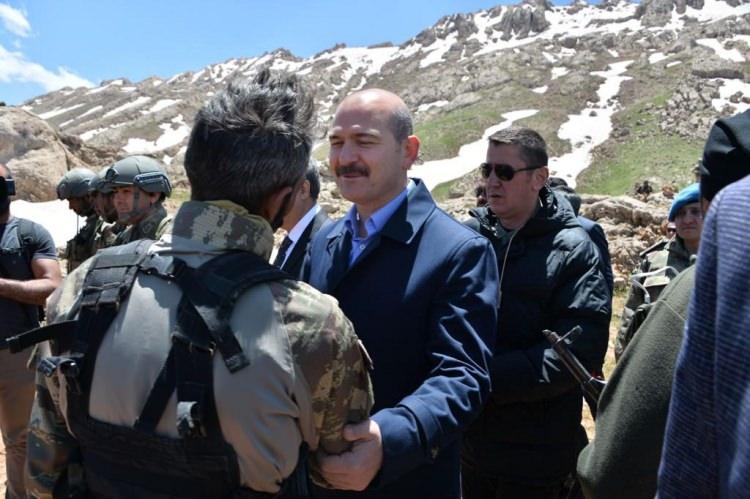 <p>Operasyonu yürüten güvenlik güçleri ile bir araya elen Bakan Süleyman Soylu, komutanlardan operasyon hakkında bilgi aldı.</p>