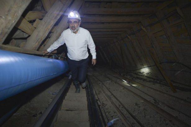 <p>Karaman Ermenek'teki su baskını nedeniyle mahsur kalan işçilerin bulunduğu özel şirkete ait maden ocağında kurtarma çalışmaları devam ediyor.</p>
