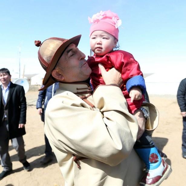 <p>Dışişleri Bakanı Mevlüt Çavuşoğlu, Moğolistan'da Orhun Kitabeleri'ni ziyaretinde, "Orhun, Bilge Kağan ve Kül Tigin yazıtlarına baktığımız zaman aslında onlar bize rehber oluyor, rehber olması gerekiyor, bize ışık tutuyor" dedi.</p>