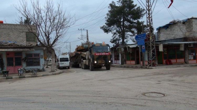 <p>Sınır dışındaki üs bölgelerinde görevli personele de harekat ortamının elverdiği ölçüde günde bir veya iki öğün sıcak yemek dağıtımına yönelik çalışmaların başladığı ifade edilen raporda, harekatın devamı kapsamında gelecek dönemde iklim ve coğrafi şartlar göz önünde tutularak, ihtiyaç duyulabilecek giyim, kuşam malzemeleri, teçhizat, silah, mühimmat ve diğer ilave malzemelerin alınması ve diğer tedbirler için planlamaların sürdüğü aktarıldı.</p>