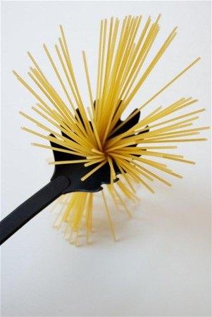 <p><strong>Spagetti için delikli kaşık.</strong><br />
<br />
Standart porsiyonda makarna pişirmek ve kuru makarna miktarını ölçmek için düşünülmüştür.<br />
</p>