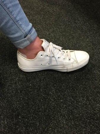 <p>Converse ayakkabıların yanlarında bulunan iki deliğin neden orada olduğuna dair mutlaka bir şeyler duymuşsunuzdur. En yaygın inanış ayakların hava alması için konulduğu yönündedir. Evet kısmen doğrudur ancak o deliklerin bir fonksiyonu daha var. <br />
</p>