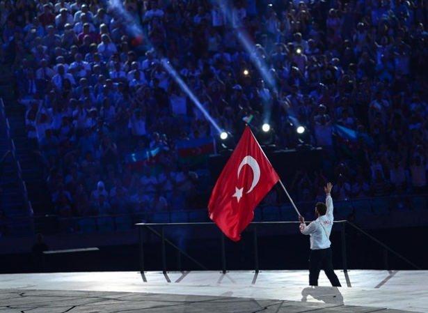 <p>Törende Türkiye'yi Cumhurbaşkanı Recep Tayyip Erdoğan temsil etti. Erdoğan'a eşi Emine Erdoğan, Kültür ve Turizm Bakanı Ömer Çelik, Milli Savunma Bakanı İsmet Yılmaz, Enerji ve Tabii Kaynaklar Bakanı Taner Yıldız, Gençlik ve Spor Bakanı Akif Çağatay Kılıç, eski Ulaştırma, Denizcilik ve Haberleşme Bakanı Binali Yıldırım, Anadolu Ajansı (AA) Genel Müdürü Şenol Kazancı da eşlik etti.</p>