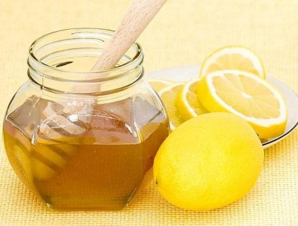 <p>Bal ve limon<br />
Yüksek ateşin ve soğuk algınlığının semptomlarının iyileştirilmesinde bundan daha iyi bir karışım bulamazsınız. Balın içine kestiğiniz limon dilimlerini atın, bekletip tüketin.</p>
