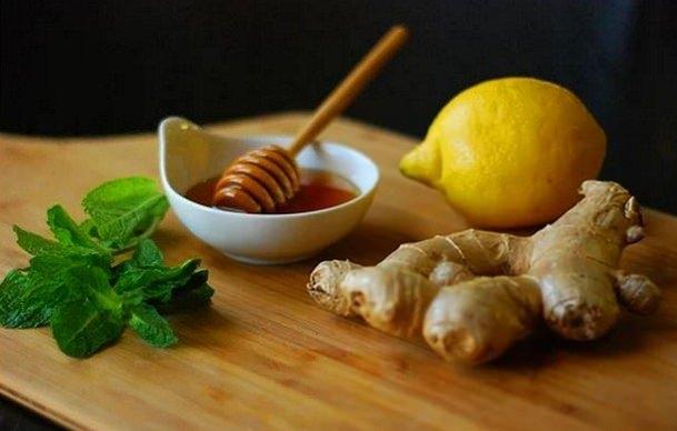 <p>Bal ve zencefil<br />
Zencefil, steroid olmayan anti enflamatuar ilaçlar gibi çalışarak enfeksiyonların rahatlatılmasında yardımcıdır, ayrıca dolaşıma da yardımcı olduğu bilinmektedir. Balla bir araya geldiğinde mide rahatsızlıklarına karşı harika bir ilaçtır.</p>
