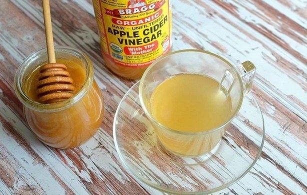 <p>Bal ve elma sirkesi<br />
Sirkenin sindirimi ve mineral emilimini artıran etkisiyle birlikte bu karışım reflüsü olanlar için harika bir ilaçtır. Rahatlamak için bu karışımı her gün tüketebilirsiniz.</p>
