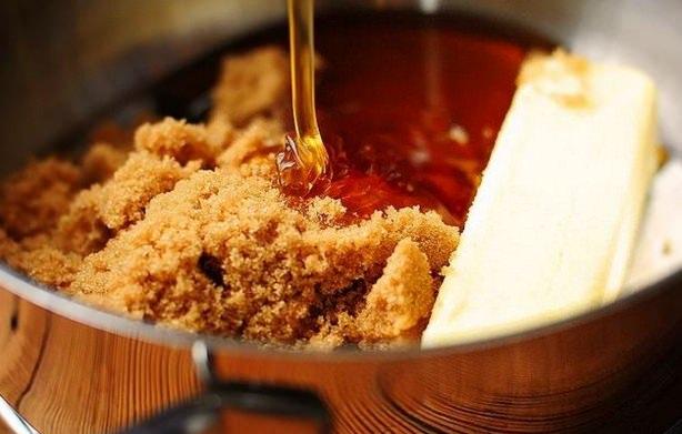 <p>Bal ve kahverengi şeker<br />
Kurumuş cildinizi nemlendirmek ve ölü deriden kurtulmak için güzellik salonlarına para saçmanıza gerek yok. Bu karışım istediğinizi fazlasıyla verecektir.</p>
