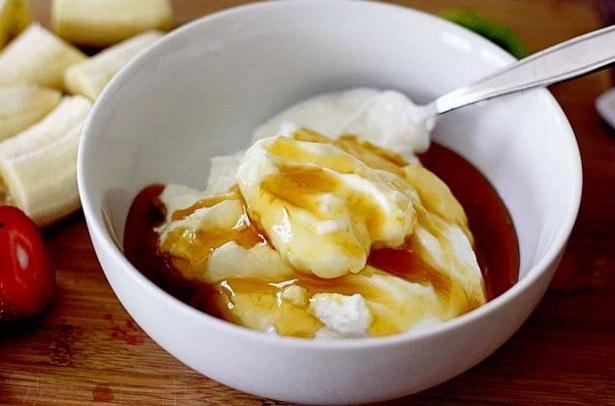 <p>Bal ve yoğurt<br />
Probiyotikler bakımından son derece zengin olan yoğurt hem enflamasyonu azaltacak hem de cildin doğal pH dengesini tesis edecektir. Balla karıştırarak elde ettiğiniz karışım ise sivilcelerle mücadelede harika bir maske olacaktır.</p>
