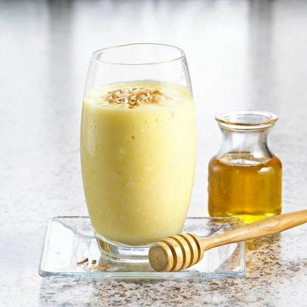 <p>Bal ve Hindistan cevizi suyu<br />
Hindistan cevizi suyu çok fazla elektrolit içerir, bu da kas ağrılarına sebep olan dehidrasyonu ortadan kaldırmanın en iyi yoludur. Enerji de versin istiyorsanız karışıma turunçgil de ekleyebilirsiniz.</p>
