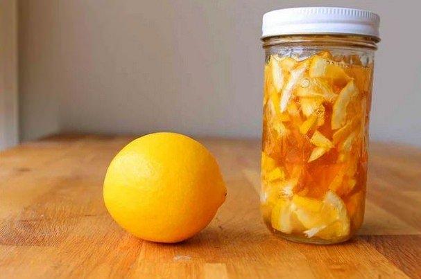 <p>Bal ve limon<br />
Bal, limon ve sıcak su. Son yapılan araştırmalar ışığında bal ve limonun kilo verdirici etkisinden istifade etmenin en güzel yolu.</p>
