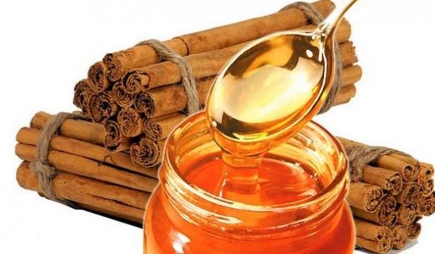 <p>Bal ve yumurta akı<br />
Bal ve zengin protein kaynağı yumurta akıyla hazırlayacağınız bir maske saçlarını besleyecek ve onları yenileyecektir.</p>
