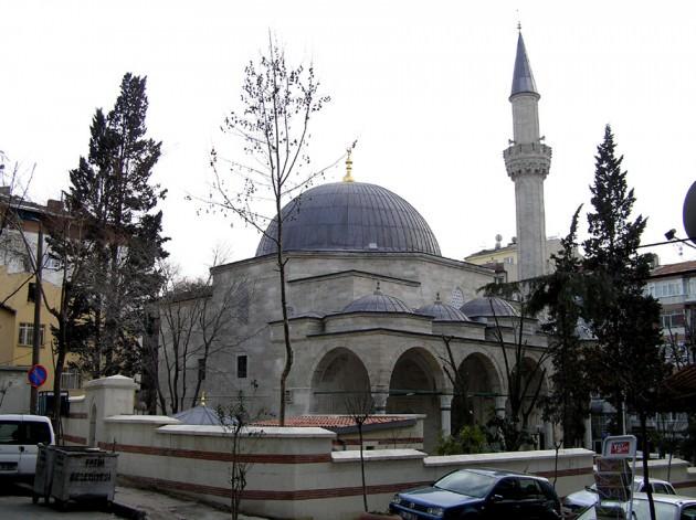 <p>BALİ PAŞA CAMİİ (Hüma Hatun Camii) (Sultan Camii): Fatih semtinde Bali Paşa Caddesi üzerindedir. 1504 de II. Beyazıd'ın kızı Hüma Hatun tarafından eşi Sadrazam Bali Paşa adına yaptırılmıştır. 1894 depreminde çöken kubbesi 1939 de tekrar yaptırılmıştır. Tek şerefeli minaresi sağ tarafta yer alır. Kesme taştan inşa olunmuştur. 1917 de yapılan bilinçsiz onarım sonucu değerini yitirmiştir.</p>