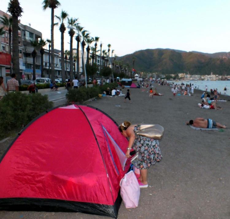 <p> Tatilcilerin temizliği nedeniyle "mavi bayrak" verilen plajlara çadır kurdukları ve şezlonglarda uyudukları görüldü.</p>

<p> </p>
