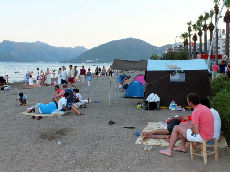 <p>Bayram tatili için İzmir'den Marmaris'e gelen Gökhan Aydın, AA muhabirine, otellerde yer bulamayınca mecburen halk plajında kaldıklarını söyledi.  </p>
