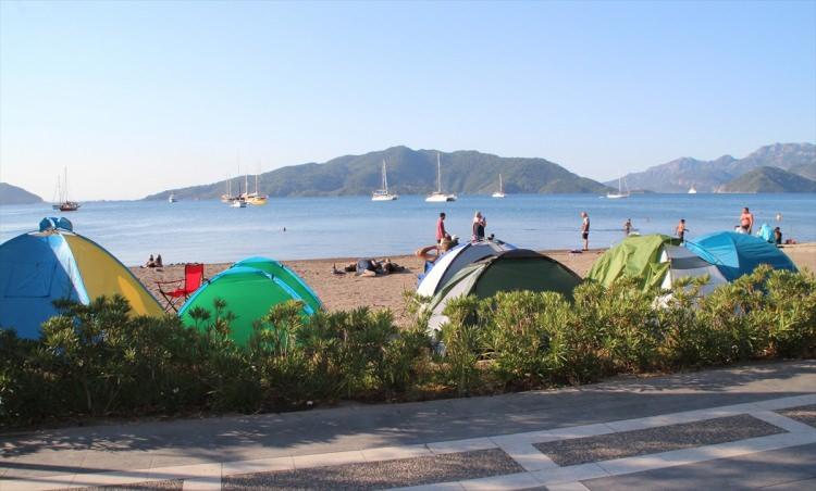 <p>Niyazi Özgen de ilçeye bayramda tahminlerinden daha fazla kişinin geldiğini, aşırı talep nedeniyle otellerde boş bir tek oda dahi bulamadıklarını anlatarak, "Otel bulamayınca çadırda kalmaya başladık. </p>
