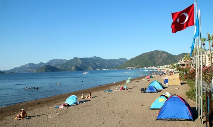 <p>Marmaris Belediye Başkanı Ali Acar, 85 bin nüfuslu ilçeye bayram tatili için 600 bine yakın kişinin geldiğini tahmin ettiklerini açıklamıştı.</p>
<p> </p>