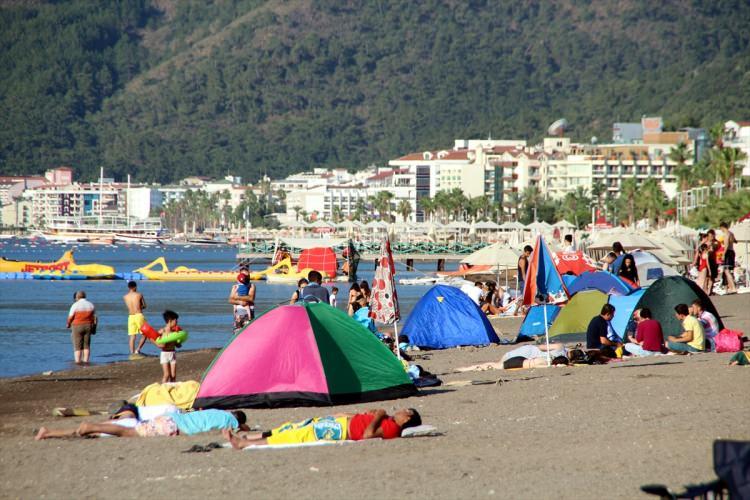 <p>Aydın, "Marmaris'te kalacak bırakın oteli, pansiyon dahi bulamadık. Biz de çadır satın alarak sahilde uyuduk" dedi.</p>

<p> </p>
